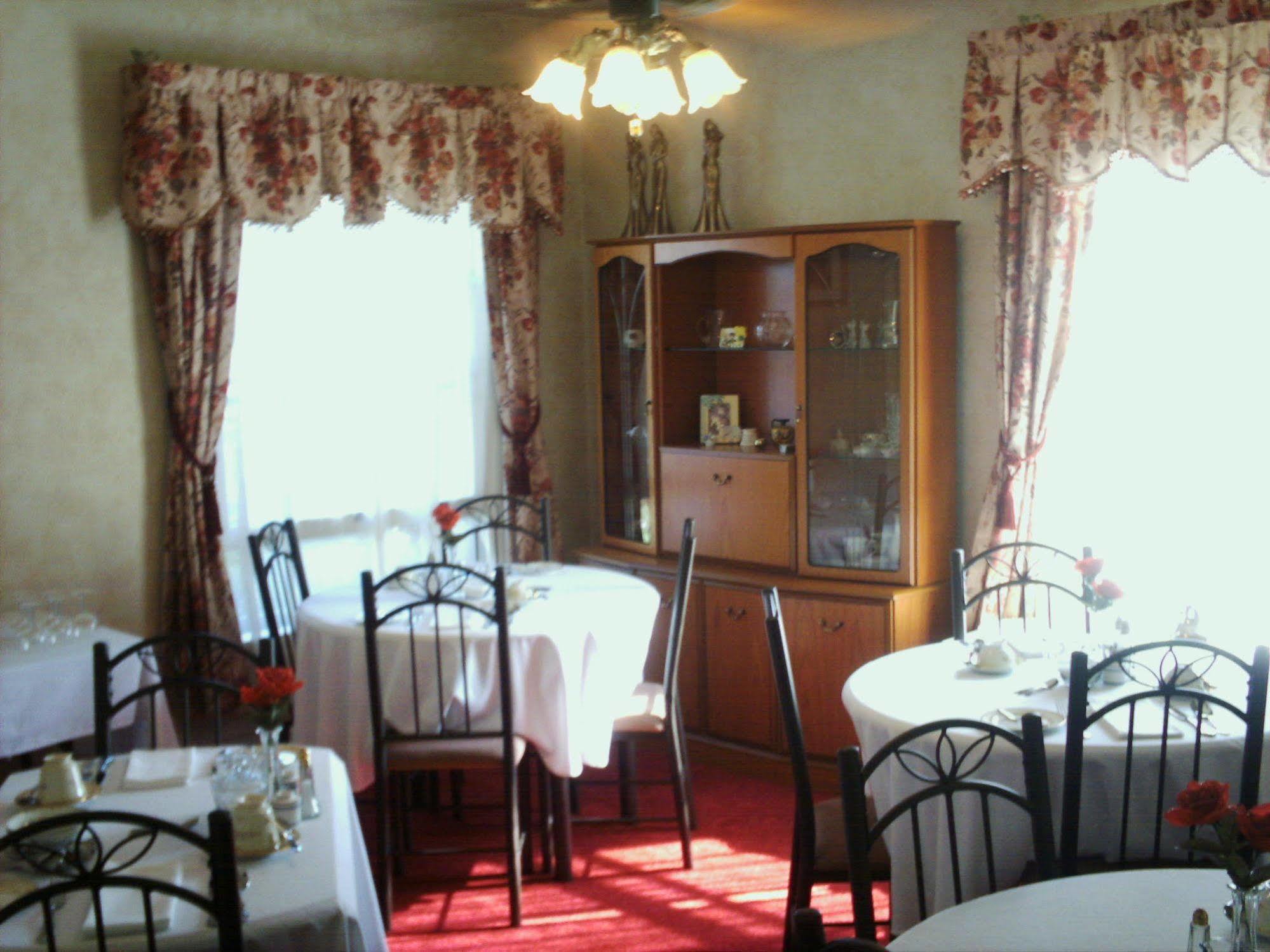 Four Creeks Bed & Breakfast Girard Restaurant foto